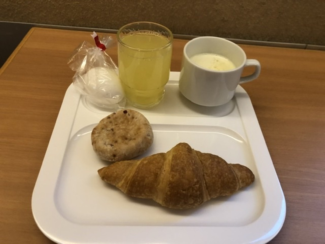 パンと茹で卵の簡易な朝食。