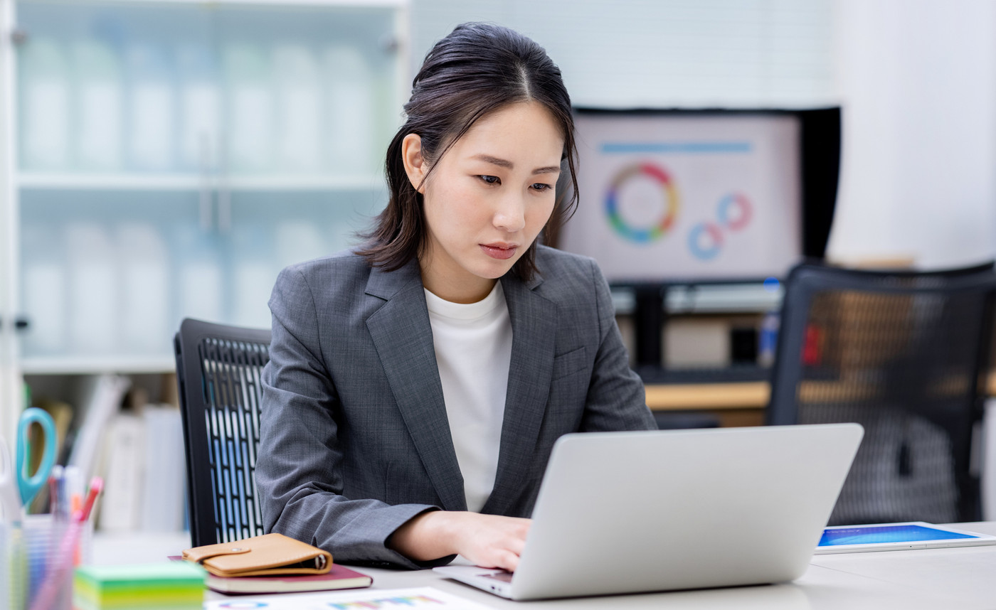 女性 スーツ姿のOLイメージ