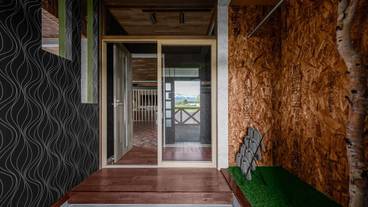 施設の入り口 / 2