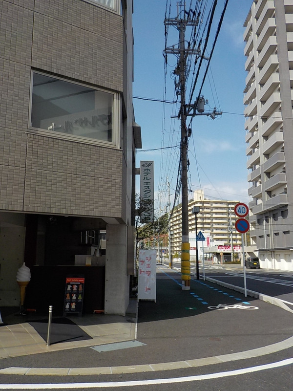 ホテル玄関です。1階がカフェとフロントがあります。