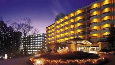 施設の正面 (日没後) / 2