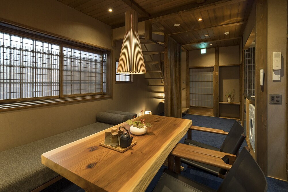 客室内のダイニングエリア