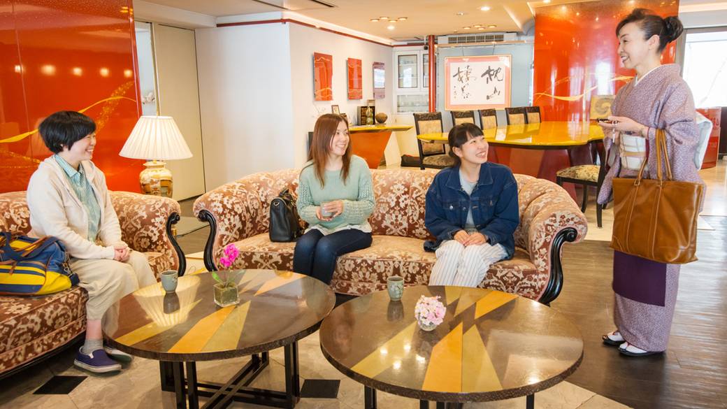 緑溢れる中庭を通り
チェックイン / 2