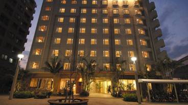 施設の正面 (日没後) / 1