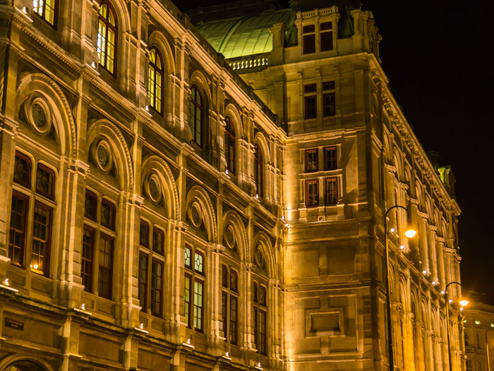 ライトアップされた夜の劇場もとっても綺麗！