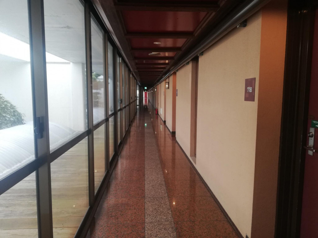 EV近くから。部屋のドアが見えない。