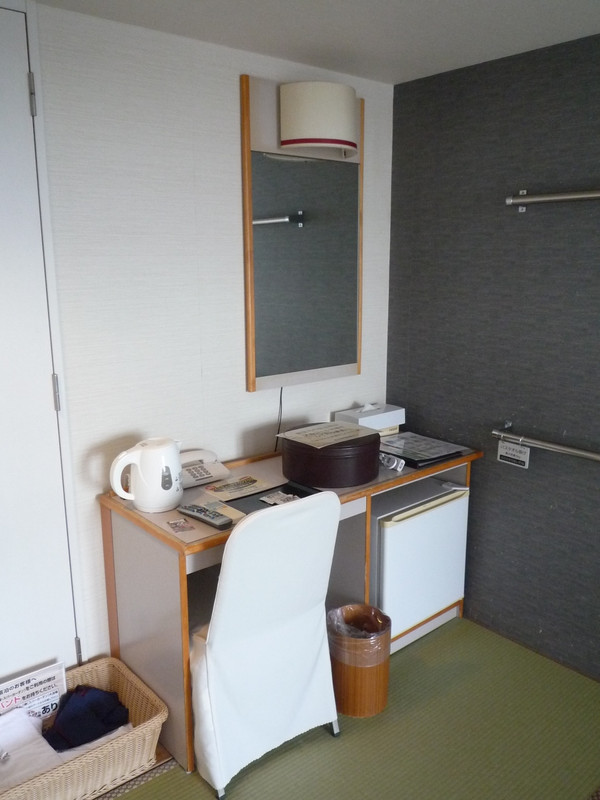 使い勝手の悪いデスク周り？…