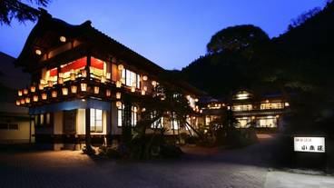 施設の正面 (日没後) / 5