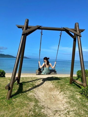 ホテルの中庭にあるブランコは写真スポット / 1