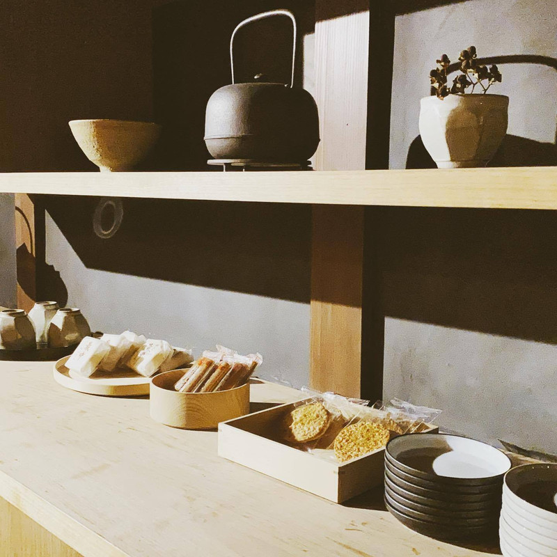 京都ならではのお菓子なども置いてあります。 / 1