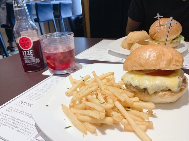 「ダグズバーガー」。パティの美味しさに定評があるハンバーガー店で、ボリューム満点！ / 3