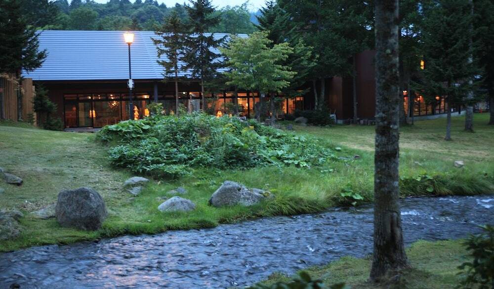 宿外観／森側 / 1