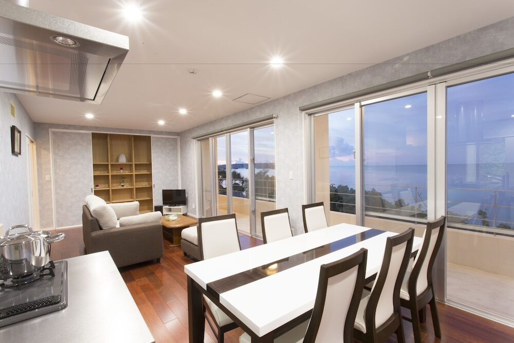 客室内のダイニングエリア