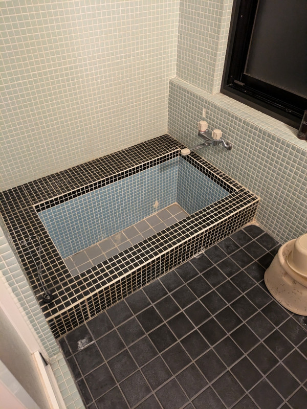 お部屋のお風呂はレトロですが、大浴場利用