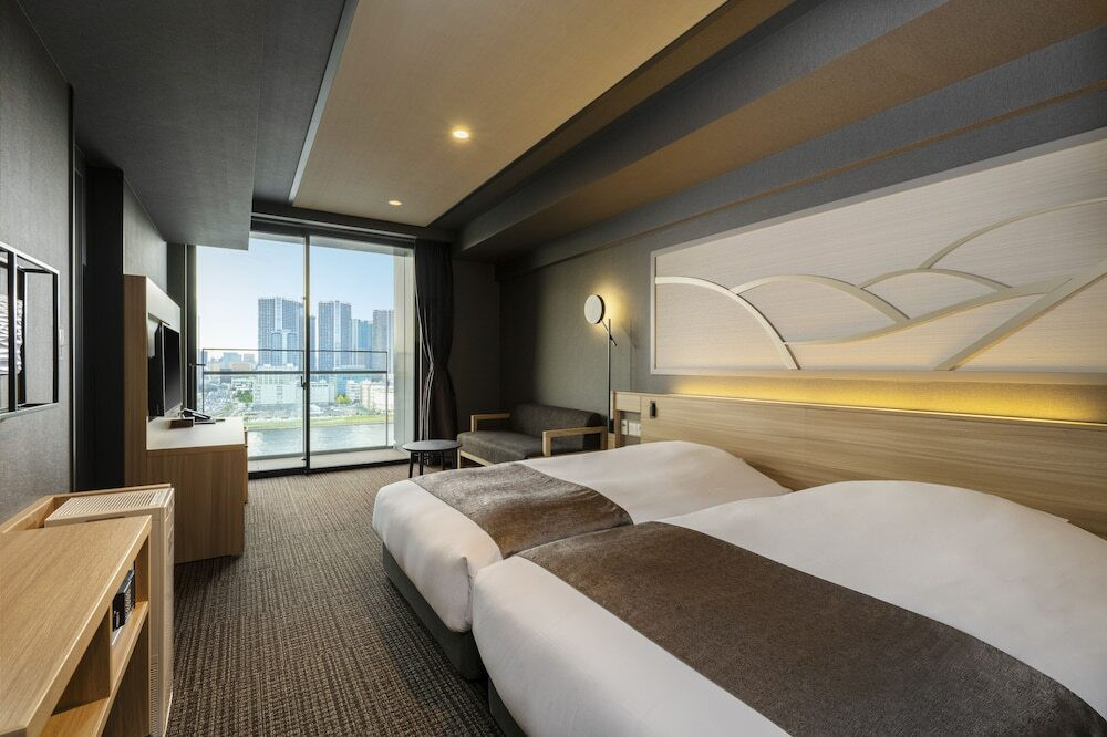 東京の輝く夜景を目の前に。最上階の天然温泉で寛ぐ3406965