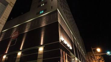 施設の正面 (日没後) / 4