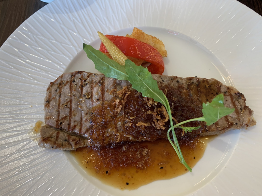 メインに選んだのはサーロインステーキ、チョツト硬かった