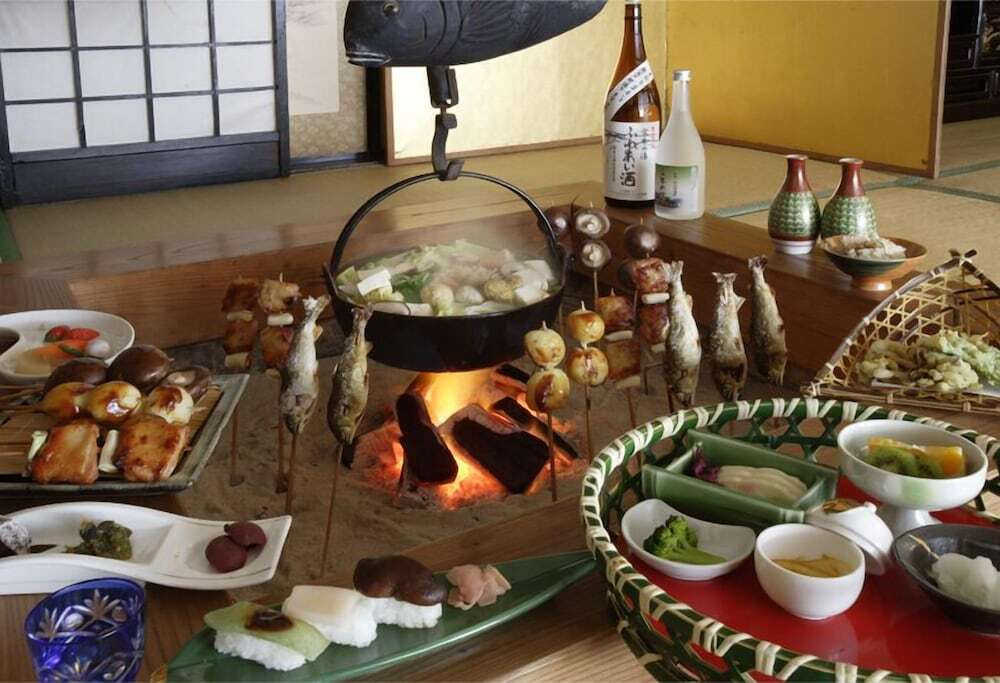 薪で温度調節をする五右衛門風呂で本格的な体験をしよう3959247