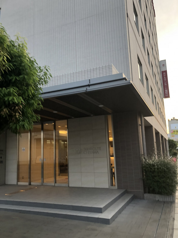 ホテルの入口です。左手に無料平面駐車場があります。