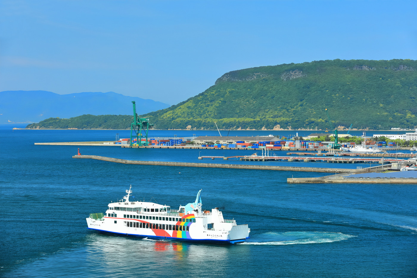 【香川県】晴天下の高松港と屋島