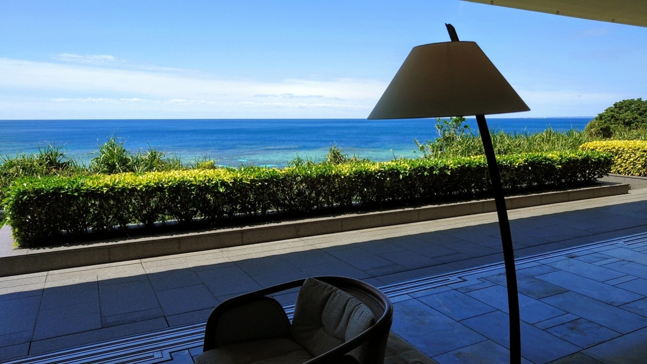 ロビーからも美しい海が