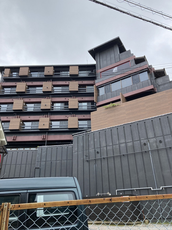 道の突き当たりに建ってます