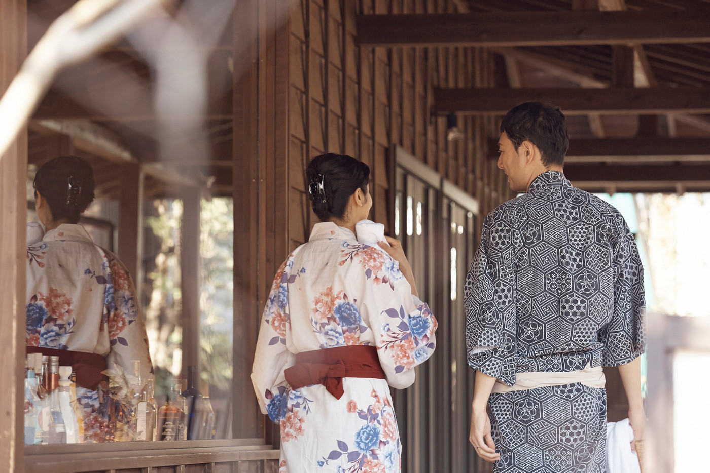 温泉旅行を楽しむ男女