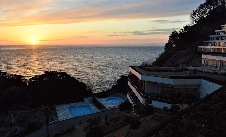 ほとんどの場所から海が見える