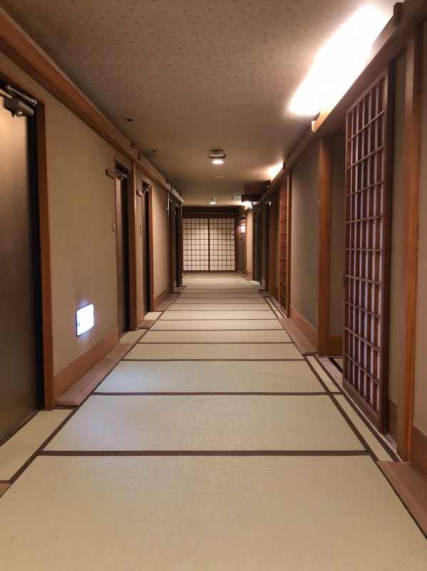 館内の床も畳敷き