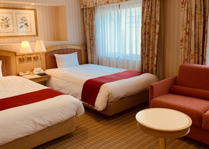 女子旅にぴったりの「カジュアルツインルーム」は壁紙やカーテンなど可愛いインテリアに乙女心がくすぐられます