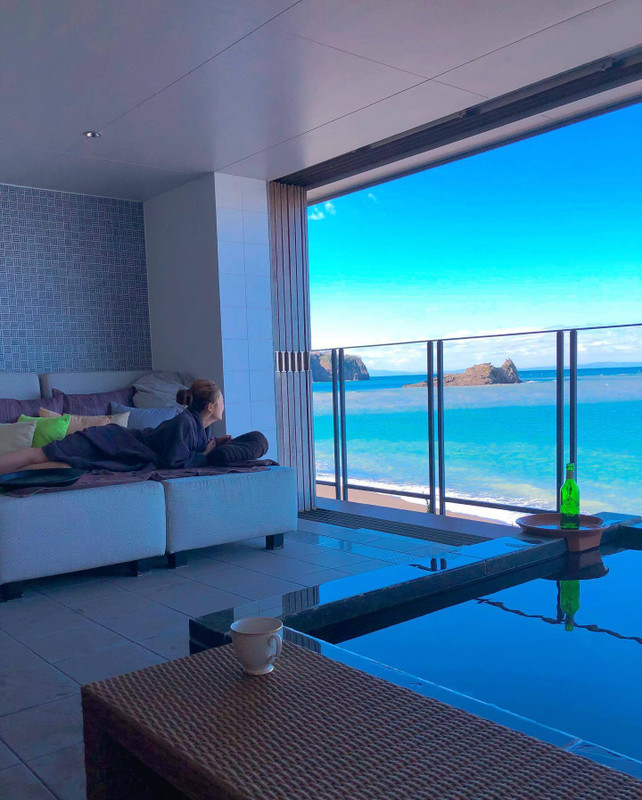 湯上り後は、肌触りのいいバスローブに身を包んでテラスのソファでのんびり。電気毛布も置いてあります。 / 2
