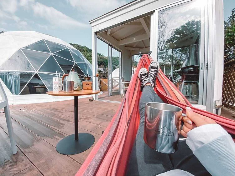 お部屋で寛いだり、ハンモックに揺られながら地ビールを飲んだり、施設裏にある川沿いをお散歩しました。