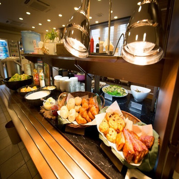 朝食の焼きたてパンで、朝から食欲増進♪4089419