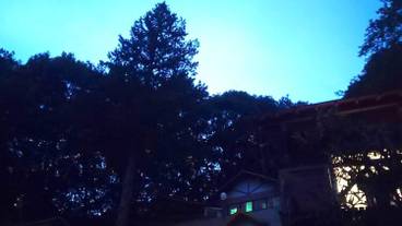 施設の正面 (日没後) / 1