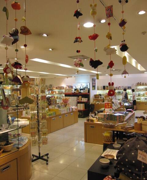 工芸品も並ぶ売店 / 5