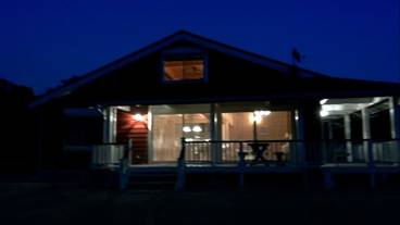 施設の正面 (日没後) / 2