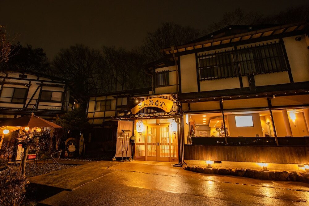 施設の正面 (日没後)