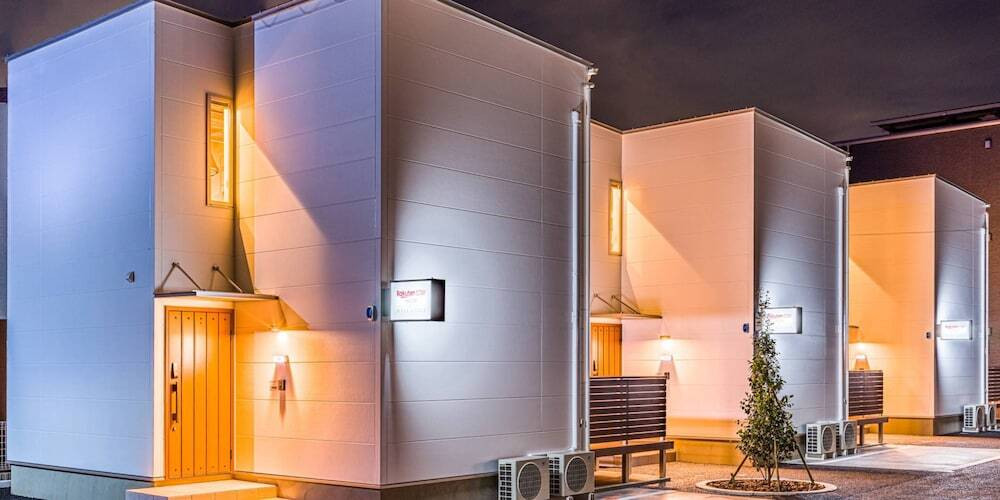 施設の正面 (日没後)