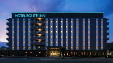 施設の正面 (日没後) / 1