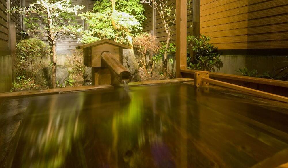 2つの源泉で温まる
草津の名湯に酔いしれて / 2