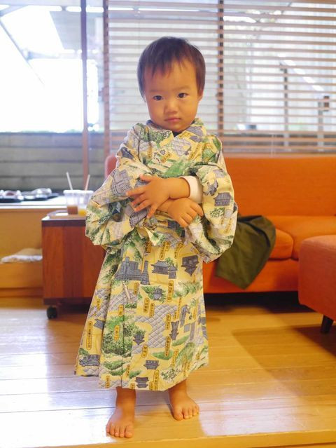 浴衣を着て決めポーズ♪子ども浴衣は110cm～140cmの用意があり、施設使用料支払いの添い寝幼児には、ミニフェイスタオルやミニ歯ブラシのアメニティも / 4