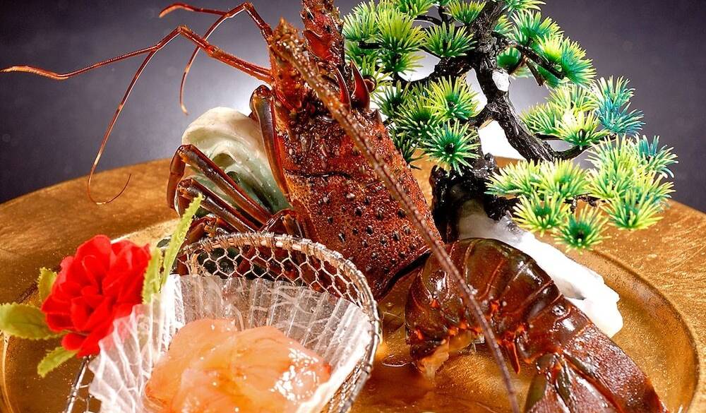 地元の新鮮魚介が満載
2種類から選べる夕食 / 2