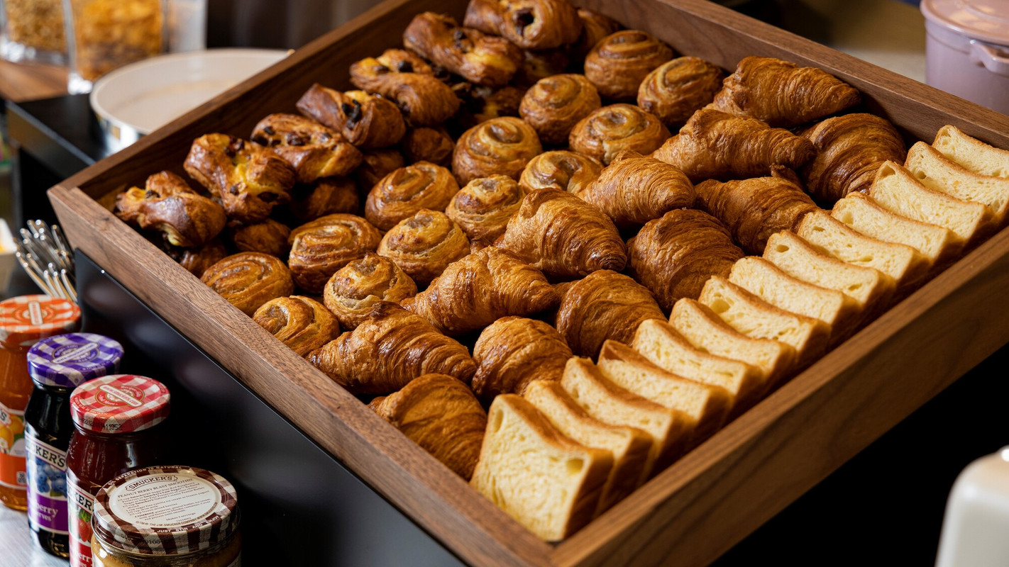 朝食ビュッフェのベーカリー