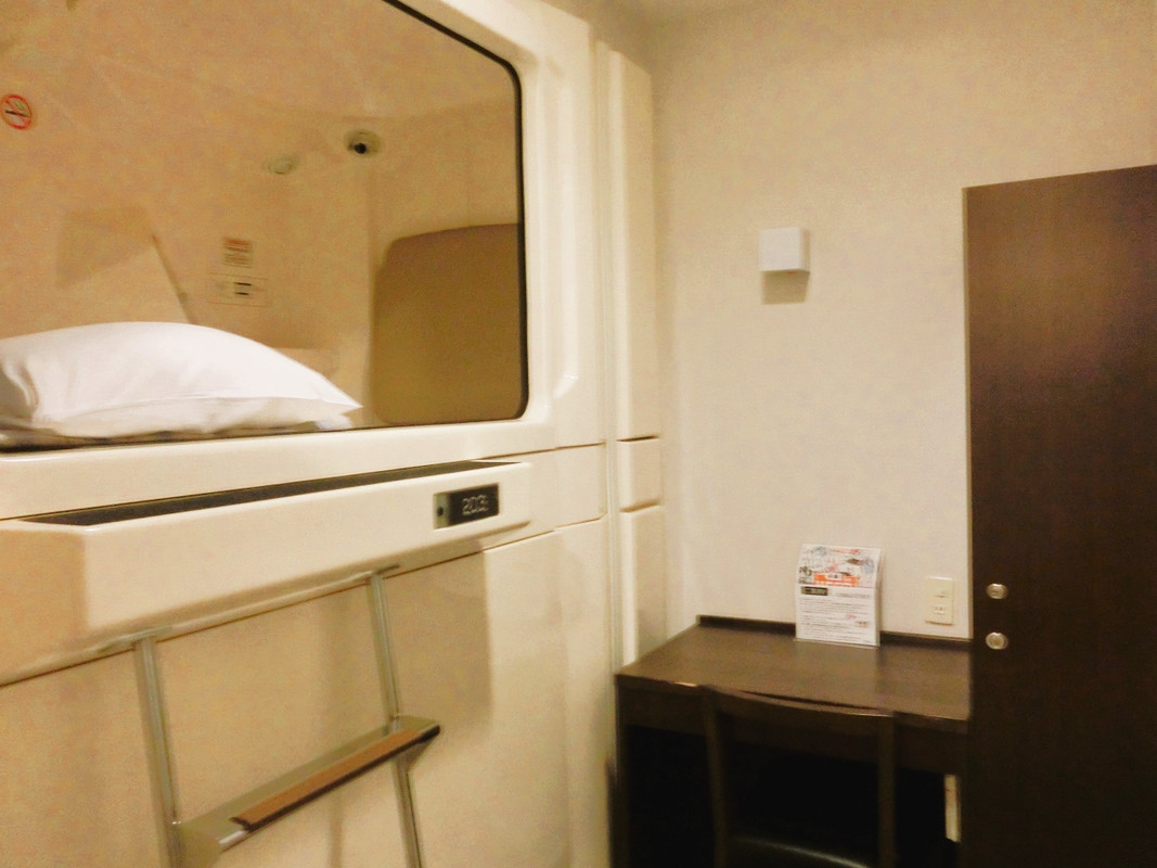 上段　カプセルルーム