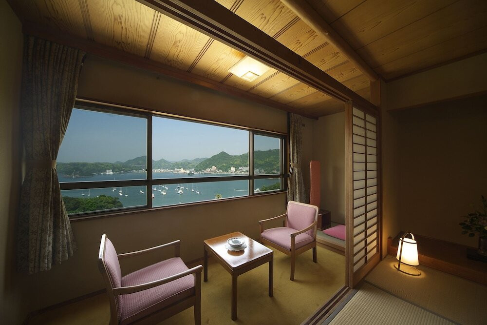 客室内のダイニングエリア