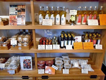 「新潟地物 プレミアム セレクション 旨」 その他 102628950 味噌・糀ドリンク等の並ぶ棚