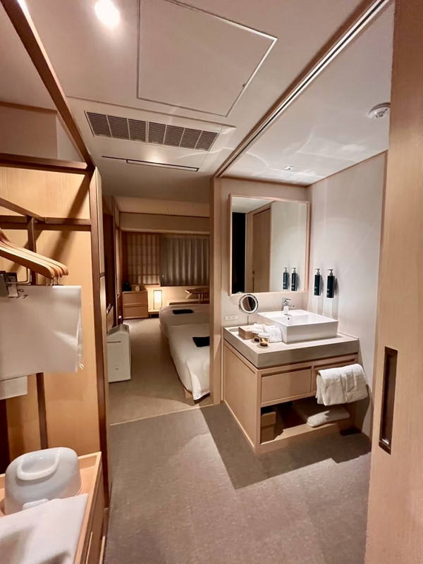 奥に細長い客室