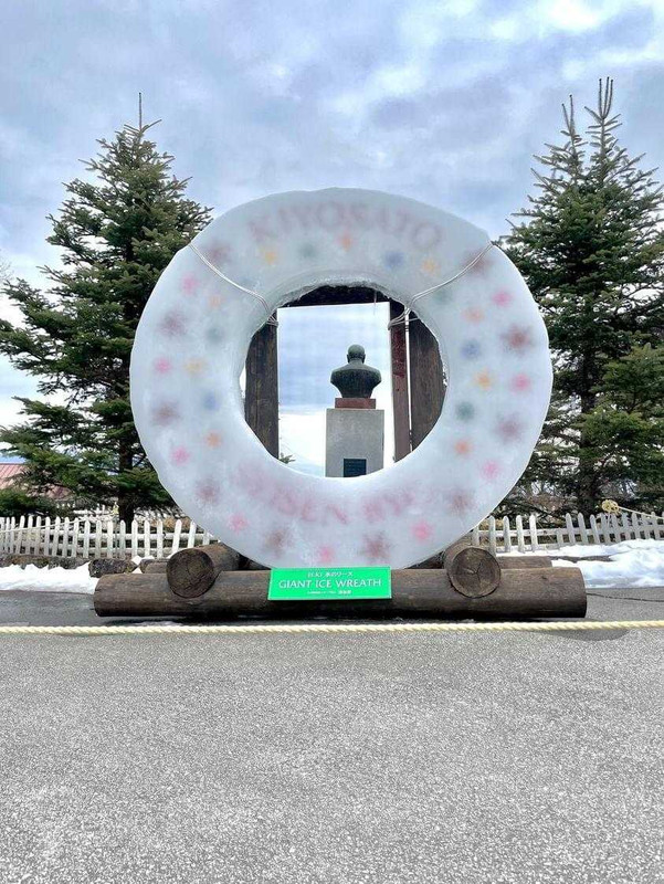 敷地内に飾られていた、氷のリース / 2