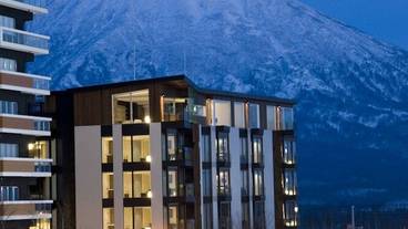 施設の正面 (日没後) / 1