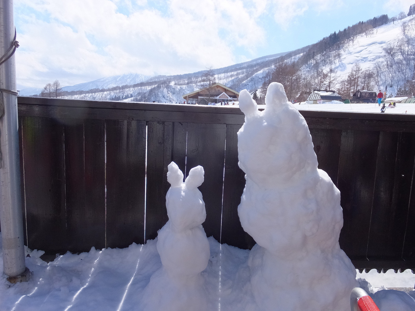 雪晴れの中のツイン雪だるま